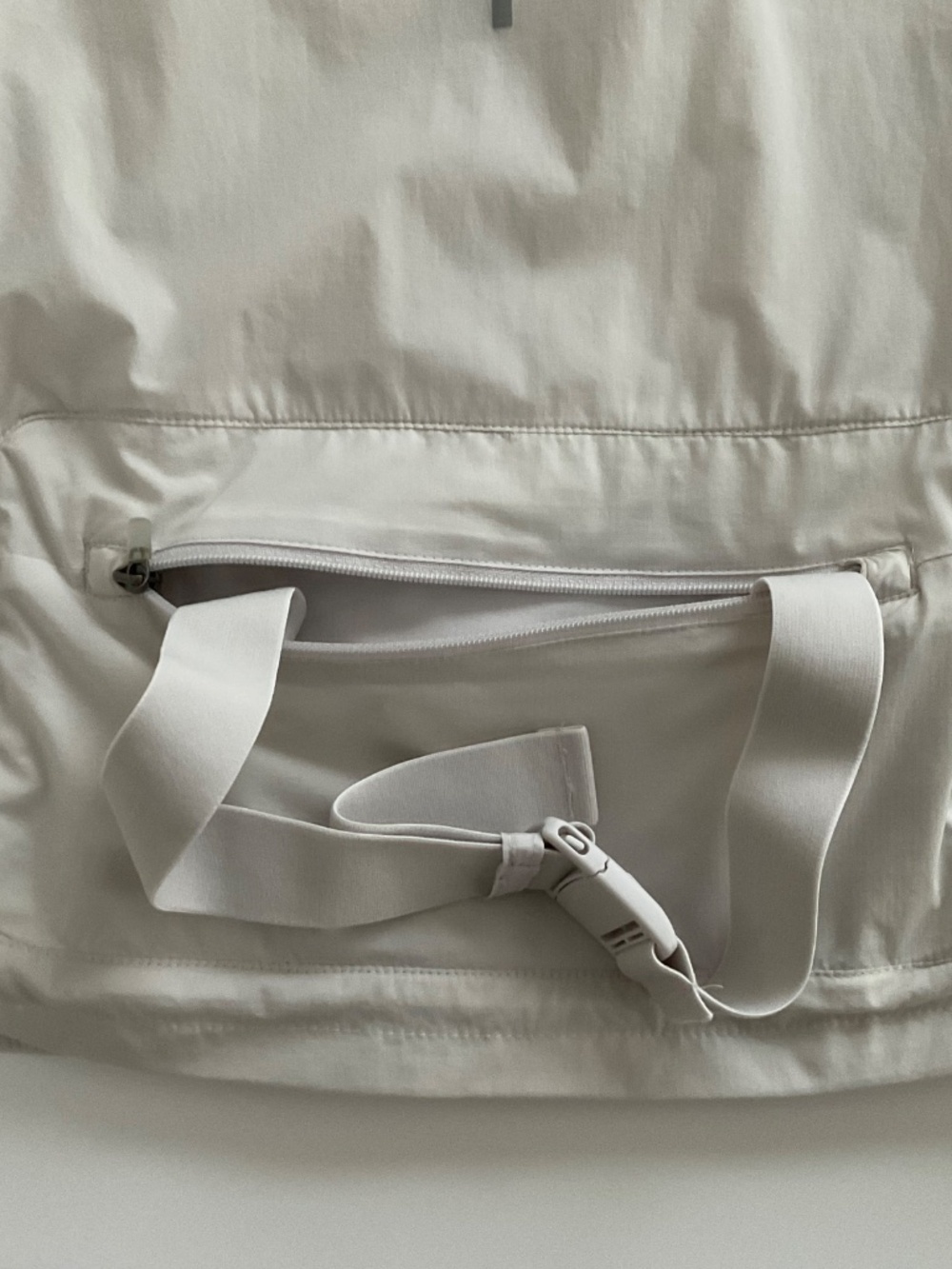 Nike Women's Running Shield Jacket Sz S White Packable Windbreaker Gorpcore - Picture 11 of 16